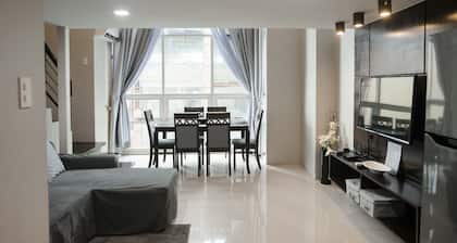 City Center - Modern- Pool Access - 2 AC