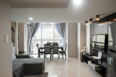 City Center - Modern- Pool Access - 2 AC