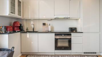 Fridge, microwave, dishwasher, cookware/dishes/utensils