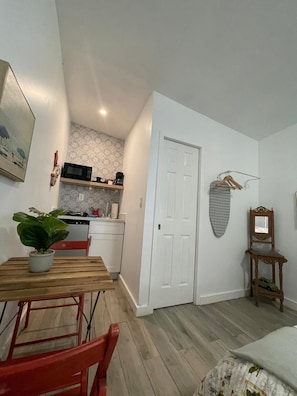 Réfrigérateur, micro-ondes, cafetière/bouilloire, serviettes en papier