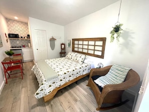 Een bureau, een strijkplank/strijkijzer, gratis wifi, beddengoed