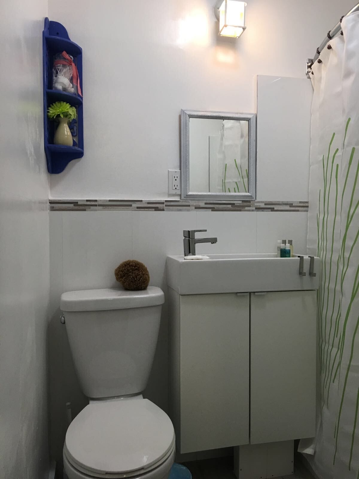 Douche, sèche-cheveux, serviettes fournies, savon