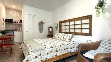 Escritorio, tabla de planchar con plancha, wifi gratis y ropa de cama