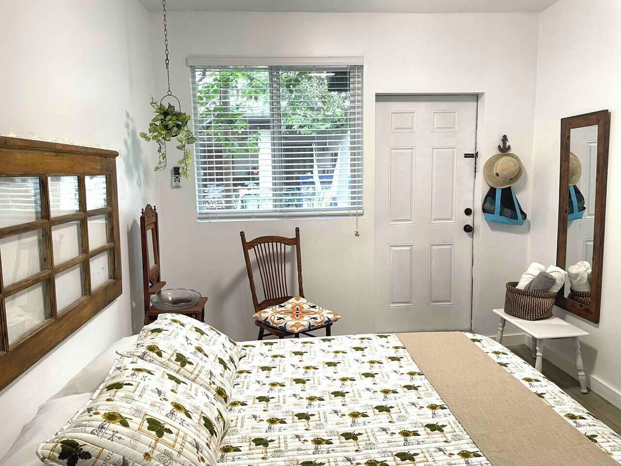 Desk, iron/ironing board, free WiFi, bed sheets
