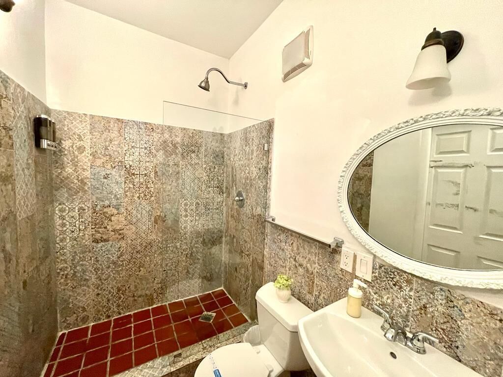 Douche, sèche-cheveux, serviettes fournies, savon