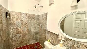 Doccia, asciugacapelli, asciugamani, sapone