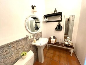 Regadera, secadora de cabello, toallas, jabón