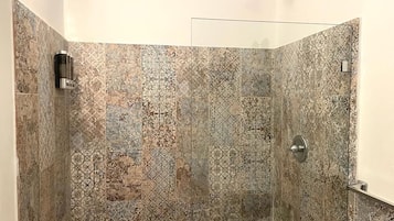 Douche, sĂšche-cheveux, serviettes fournies, savon
