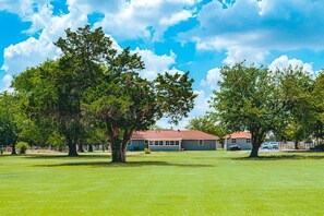 Property grounds - Perfect for Families & Groups (Cedar Hill)