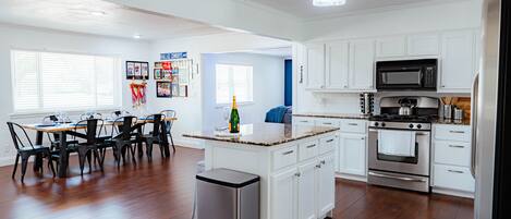 Jääkaappi, mikroaaltouuni, uuni, liesi