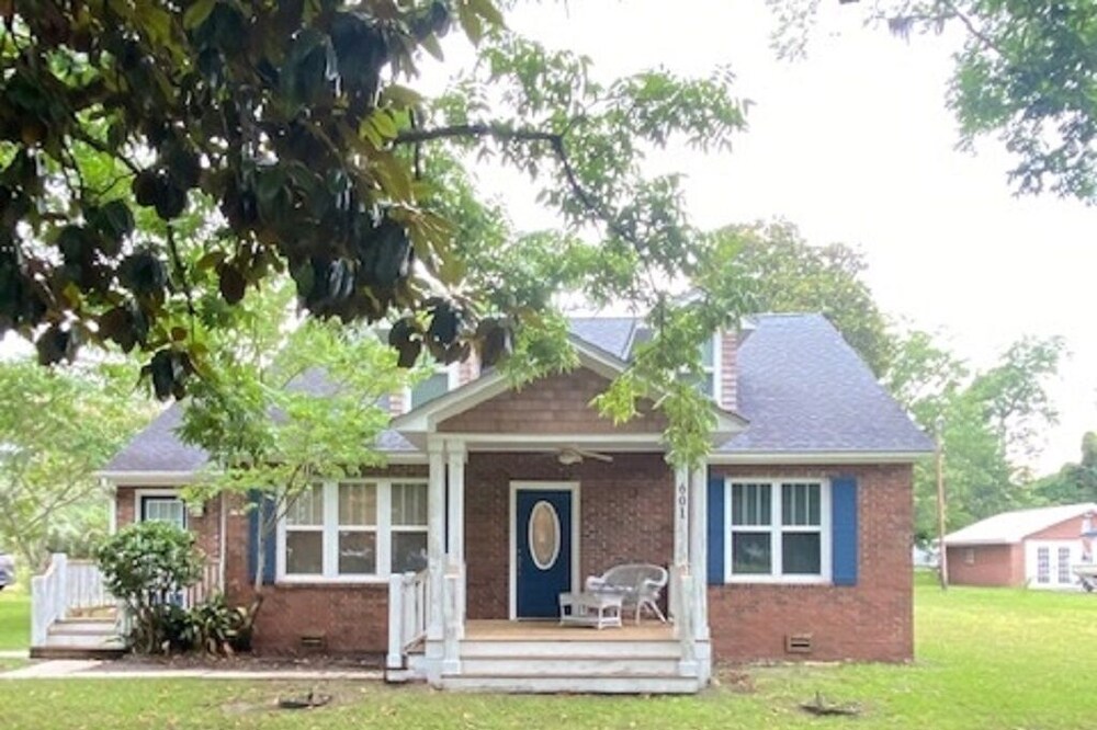 SPACIOUS & NEWLY UPDATED 2 BR 2 BA cottage, walkable to St. Marys waterfront