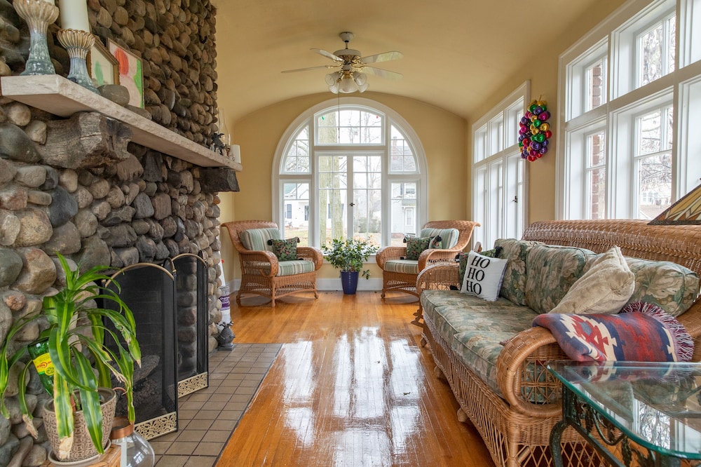 Historic 5bd House w/ Sunroom & 2 Fireplaces