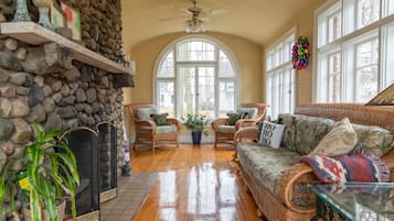 Smart TV, fireplace, computer monitors