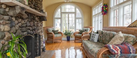 Smart TV, fireplace, computer monitors