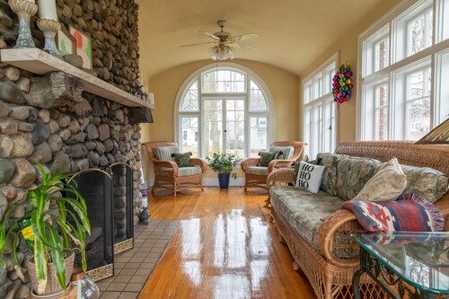 Historic 5bd House w/ Sunroom & 2 Fireplaces