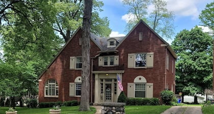 Historic 5bd House w/ Sunroom & 2 Fireplaces