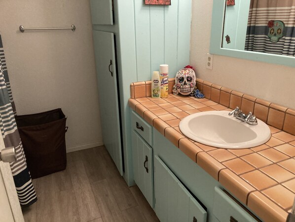 Een bad, zeep, toiletpapier