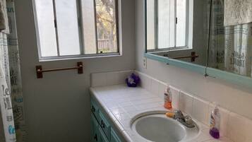 Baignoire, savon, papier toilette