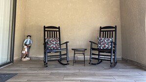 A corner room with two rocking chairs and a small table. - Foothills Desert Escape-Pool/RV& Boat Parking (Yuma)