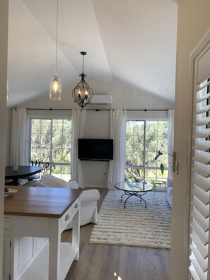 Smart TV - Josephine’s Cottage – A Romantic Retreat for Couples & Their Pets (Wentworth Falls)