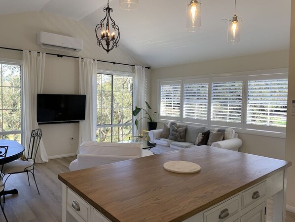 Smart TV - Josephine’s Cottage – A Romantic Retreat for Couples & Their Pets (Wentworth Falls)