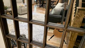 Smart-tv, pejs, bordfodbold, bøger