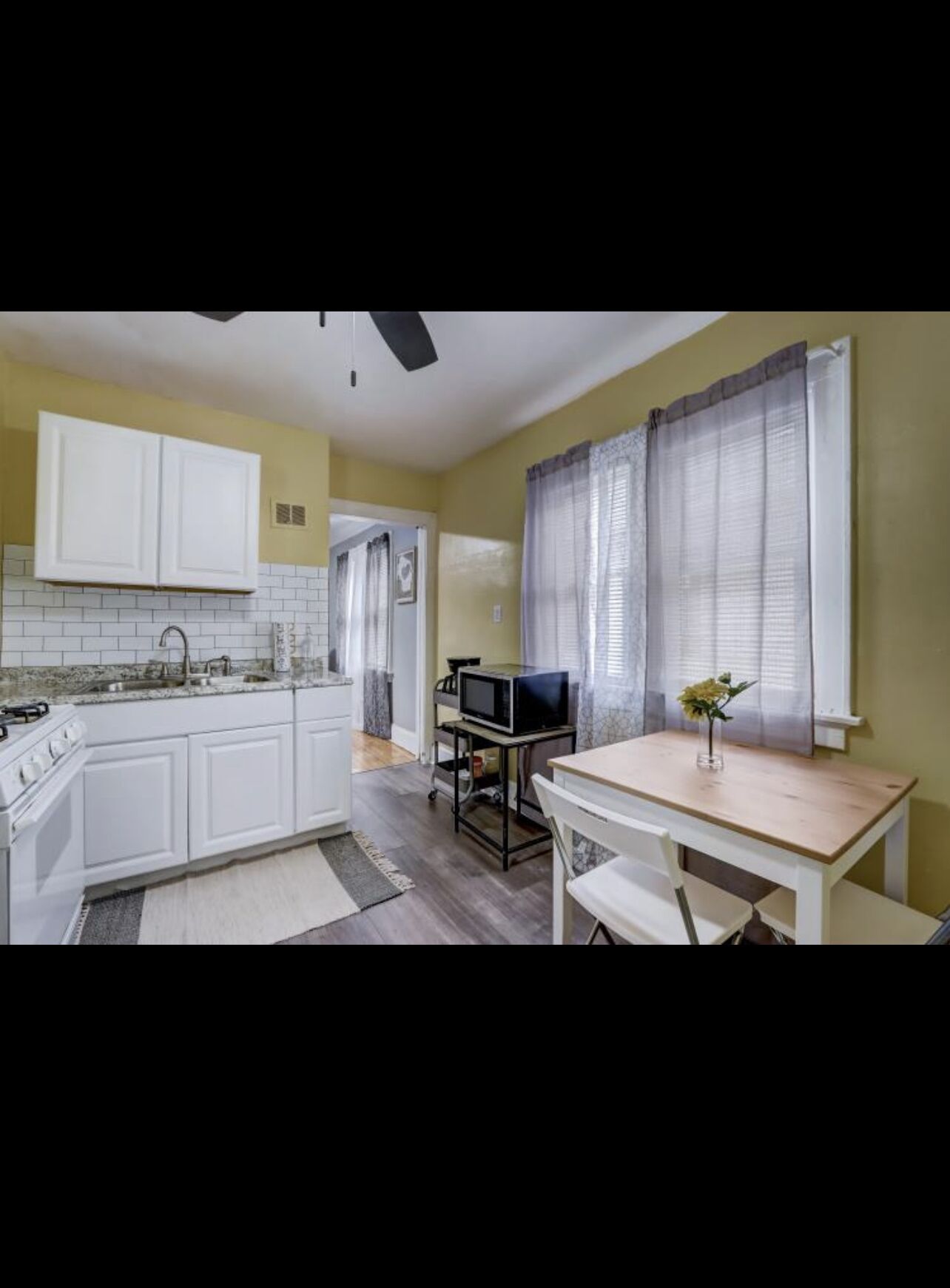 The Cozy Yellow Bungalow* Residential Home