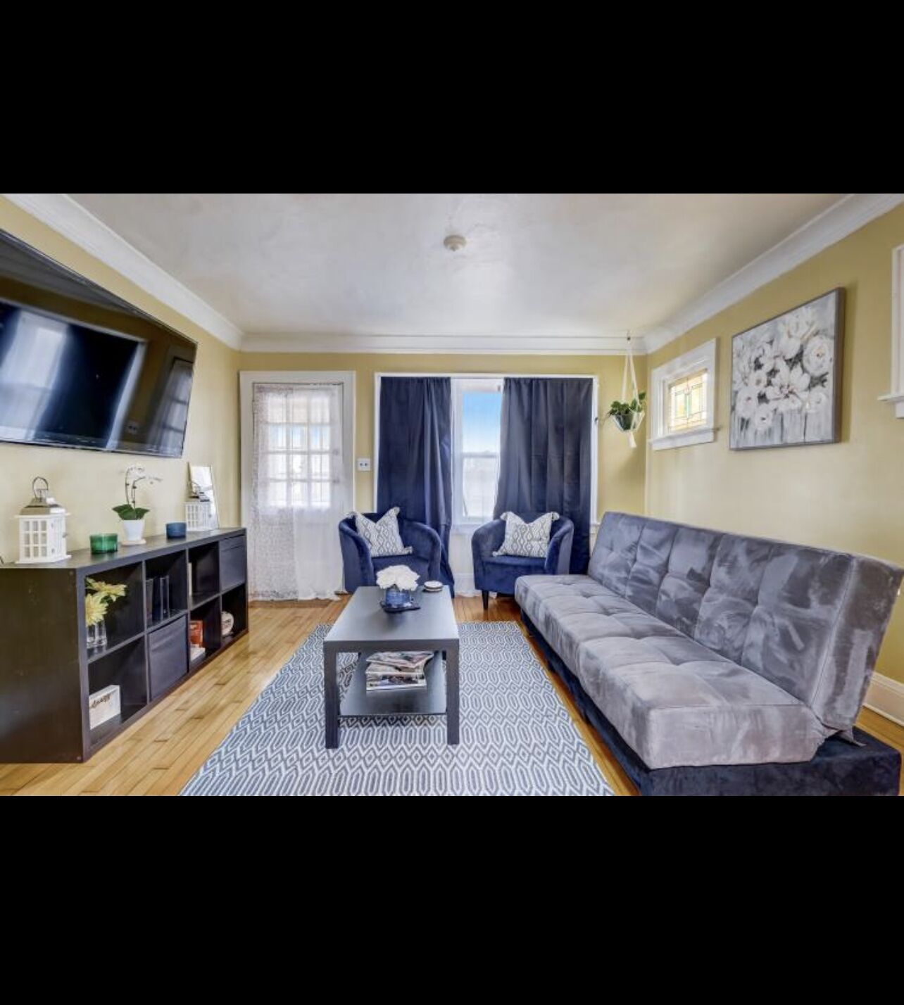 The Cozy Yellow Bungalow* Residential Home