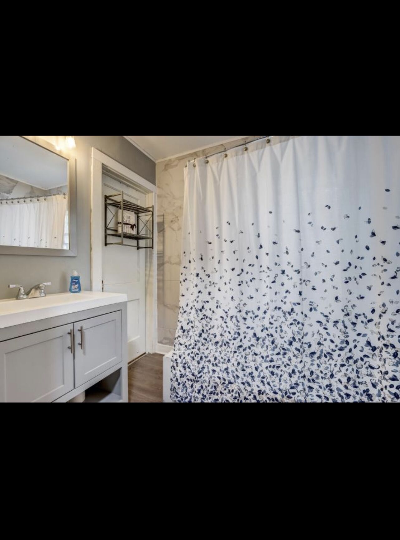 The Cozy Yellow Bungalow* Residential Home