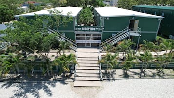 Vista frontal de la propiedad