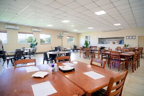 Café da manhã com buffet grátis todos os dias