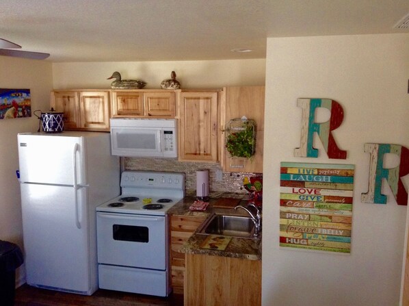 Kylskåp, mikrovågsugn, ugn och spishäll