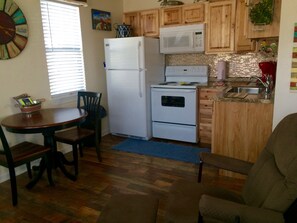 Kylskåp, mikrovågsugn, ugn och spishäll