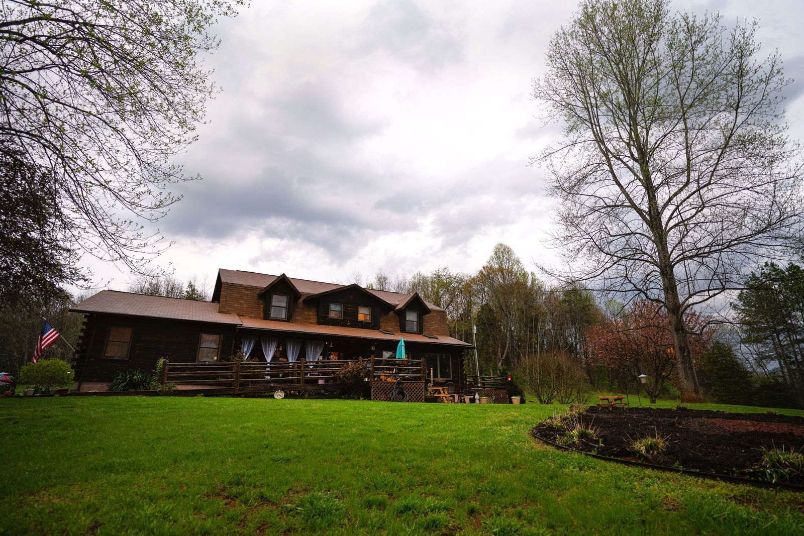 Rustic Real Log Bed and Breakfast in Virginias Blue Ridge Mountain Wine country.