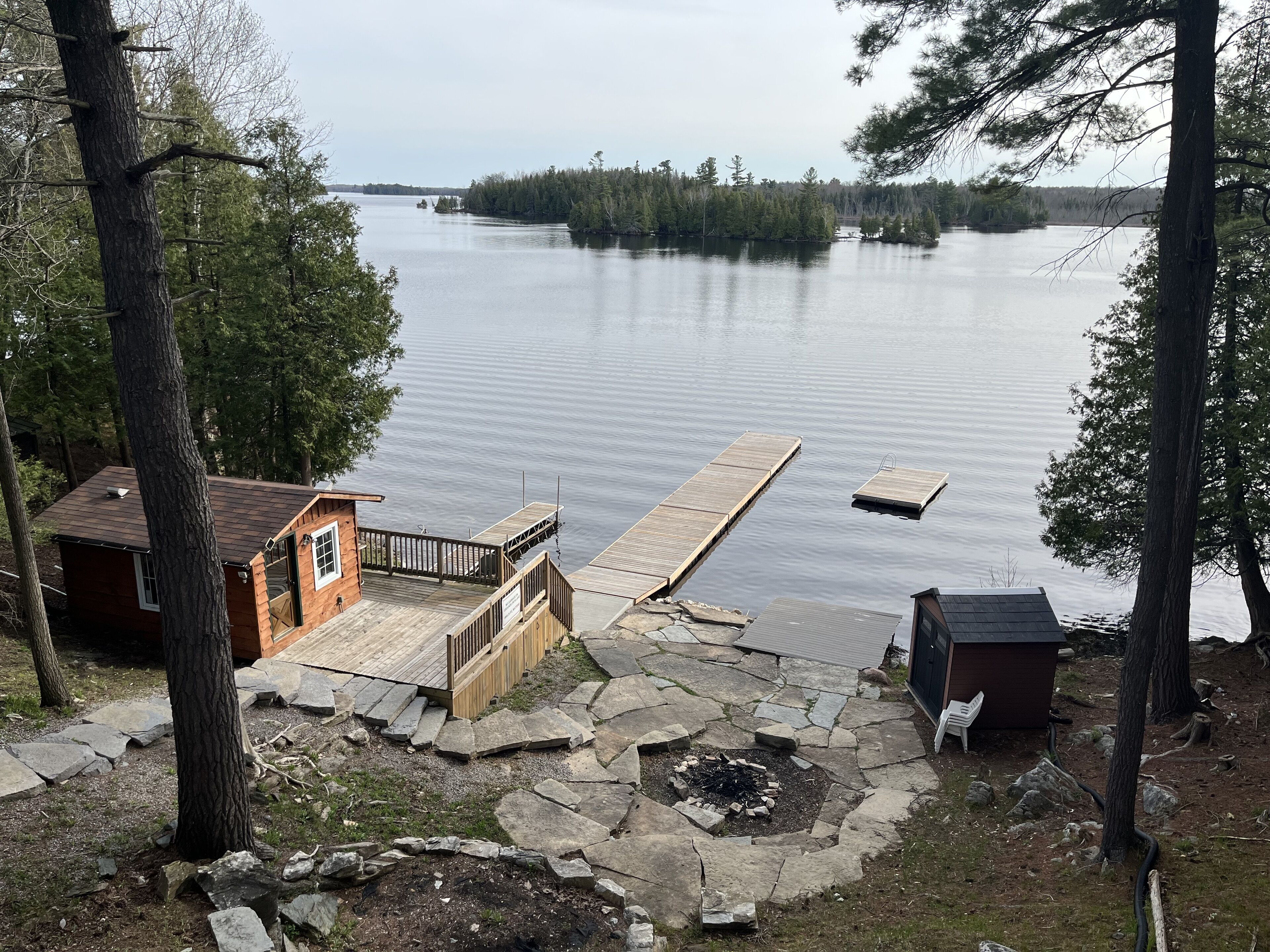 Secluded Lakefront Getaway with private cove - 4 season cottage