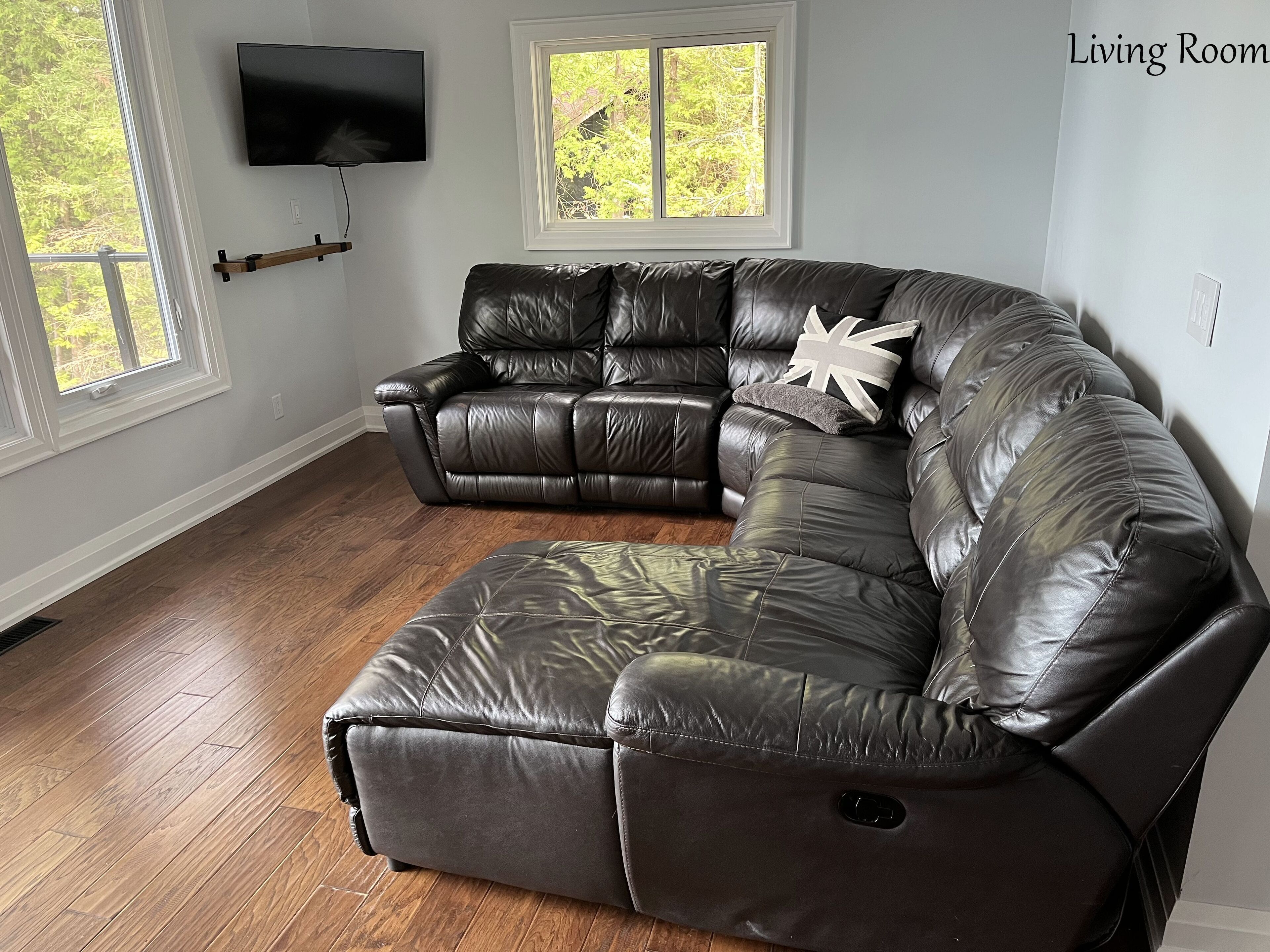 Secluded Lakefront Getaway with private cove - 4 season cottage