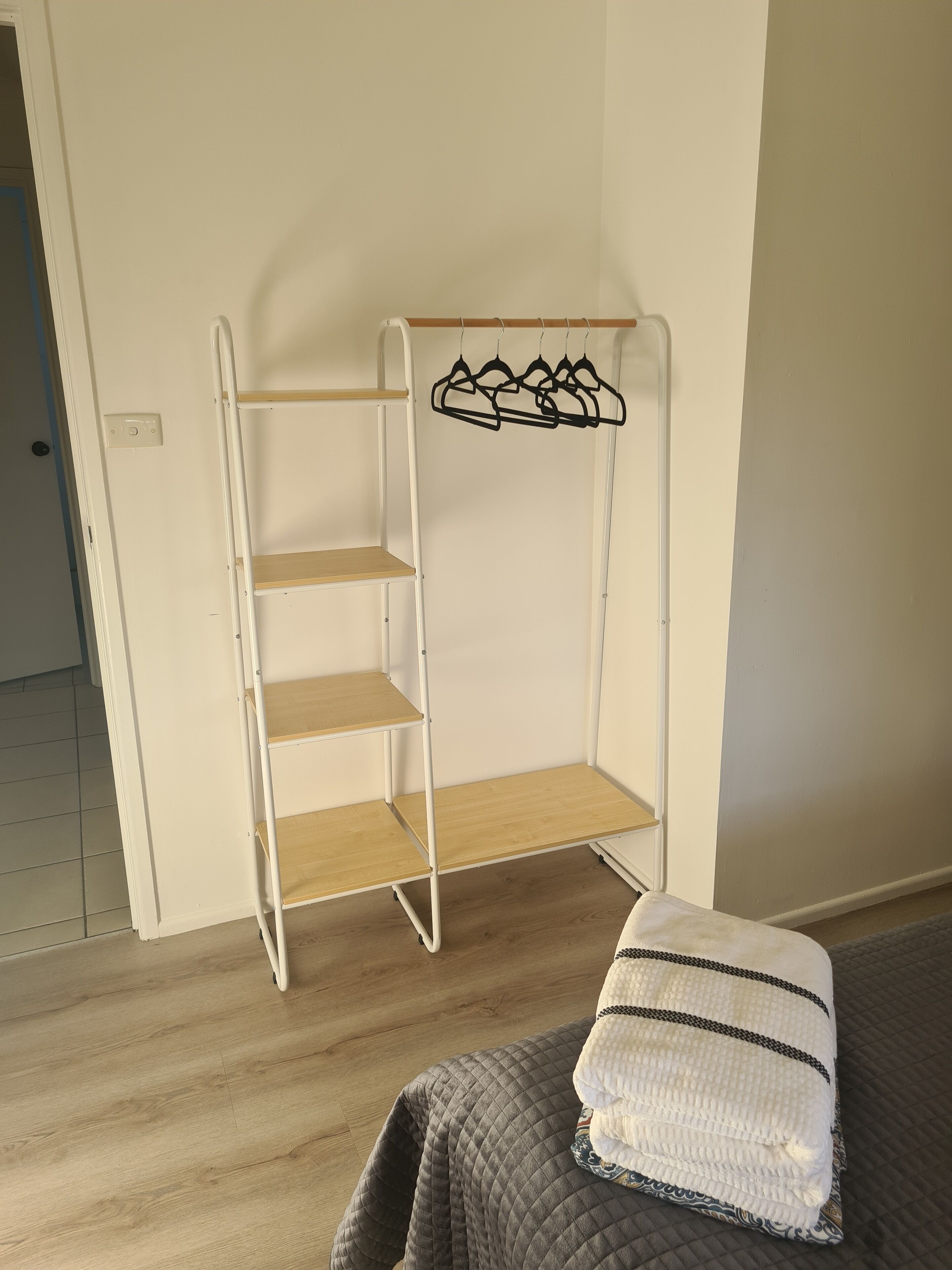 Entire house between Brisbane and Gold Cast