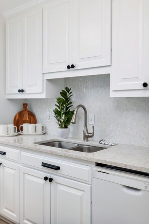 Fridge, microwave, oven, stovetop - Lovely OceanWalk Condo, Pools, Walk to Pier Village, Golf Cart Available (St. Simons Island)