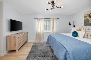 3 bedrooms, iron/ironing board, WiFi, bed sheets - Lovely OceanWalk Condo, Pools, Walk to Pier Village, Golf Cart Available (St. Simons Island)