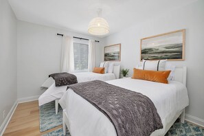 3 bedrooms, iron/ironing board, WiFi, bed sheets - Lovely OceanWalk Condo, Pools, Walk to Pier Village, Golf Cart Available (St. Simons Island)