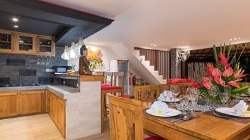 Vila superluxo, 4 quartos, vista para a piscina | Cozinha privada | Geladeira, cooktop, torradeira, panela elétrica de arroz