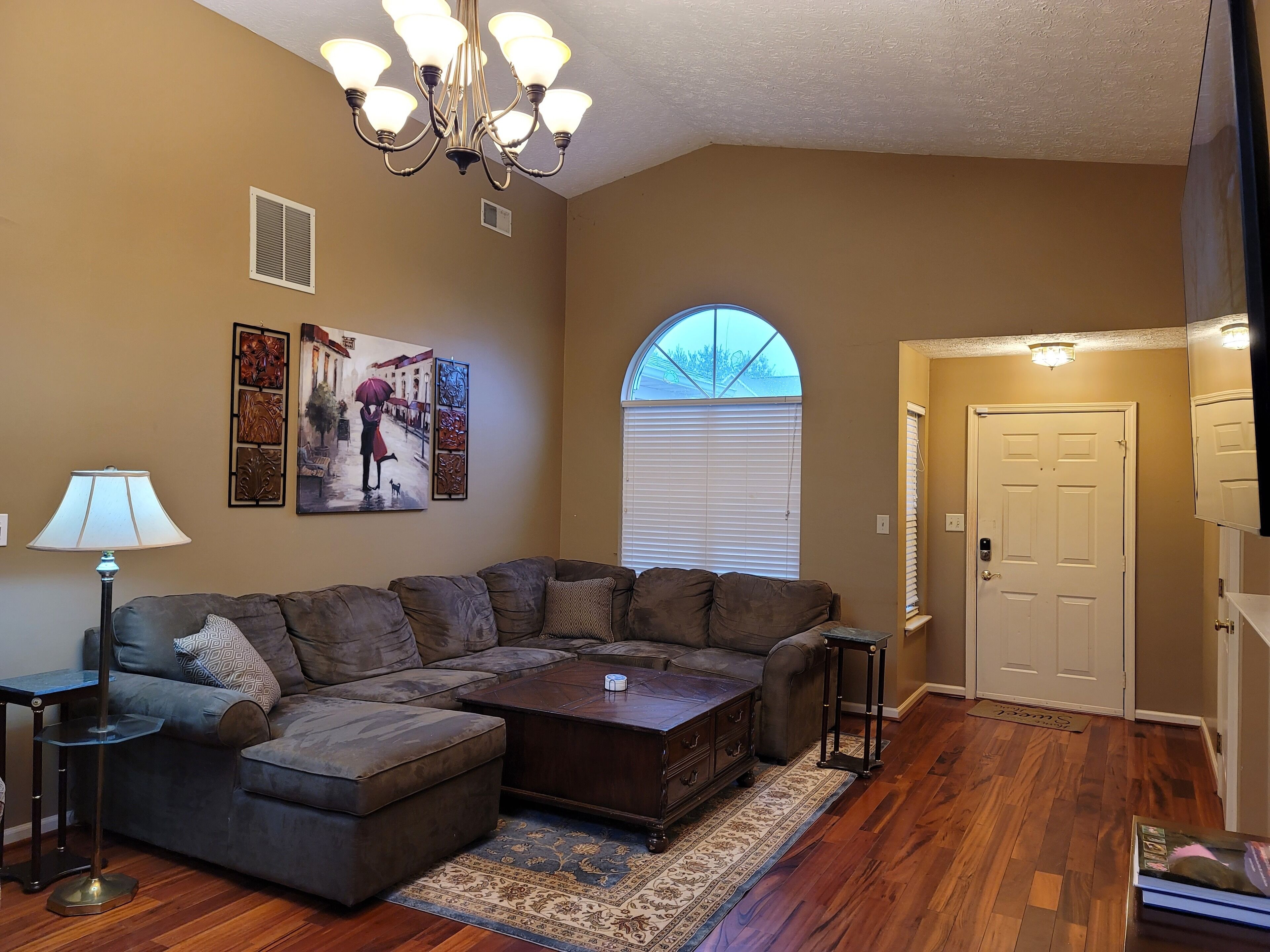 Family Friendly 3 BR w/ King Bed and Jacuzzi tub