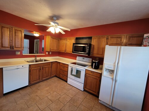 Family Friendly 3 BR w/ King Bed and Jacuzzi tub