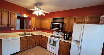 Family Friendly 3 BR w/ King Bed and Jacuzzi tub