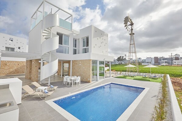 Una piscina al aire libre