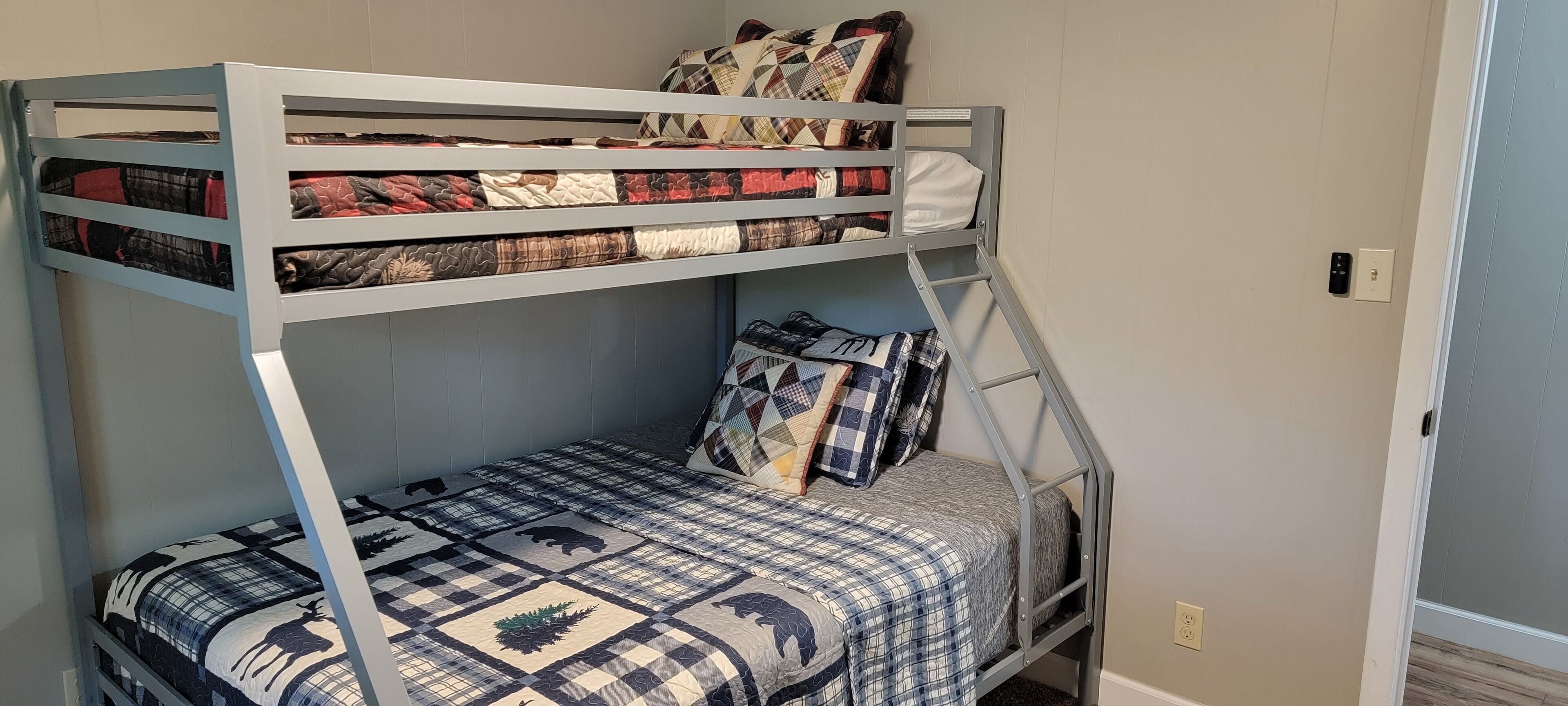 Clean and Cozy House on Aska Adventure Trail.