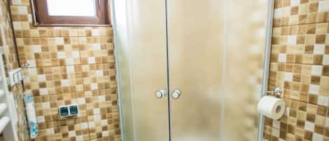 Combined shower/bathtub, towels
