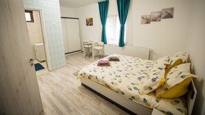 Une chambre à coucher avec un lit, un bureau et une chaise.