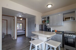 豪華公寓客房 | 私人廚房 | 大型冰箱、微波爐、烤箱、爐台