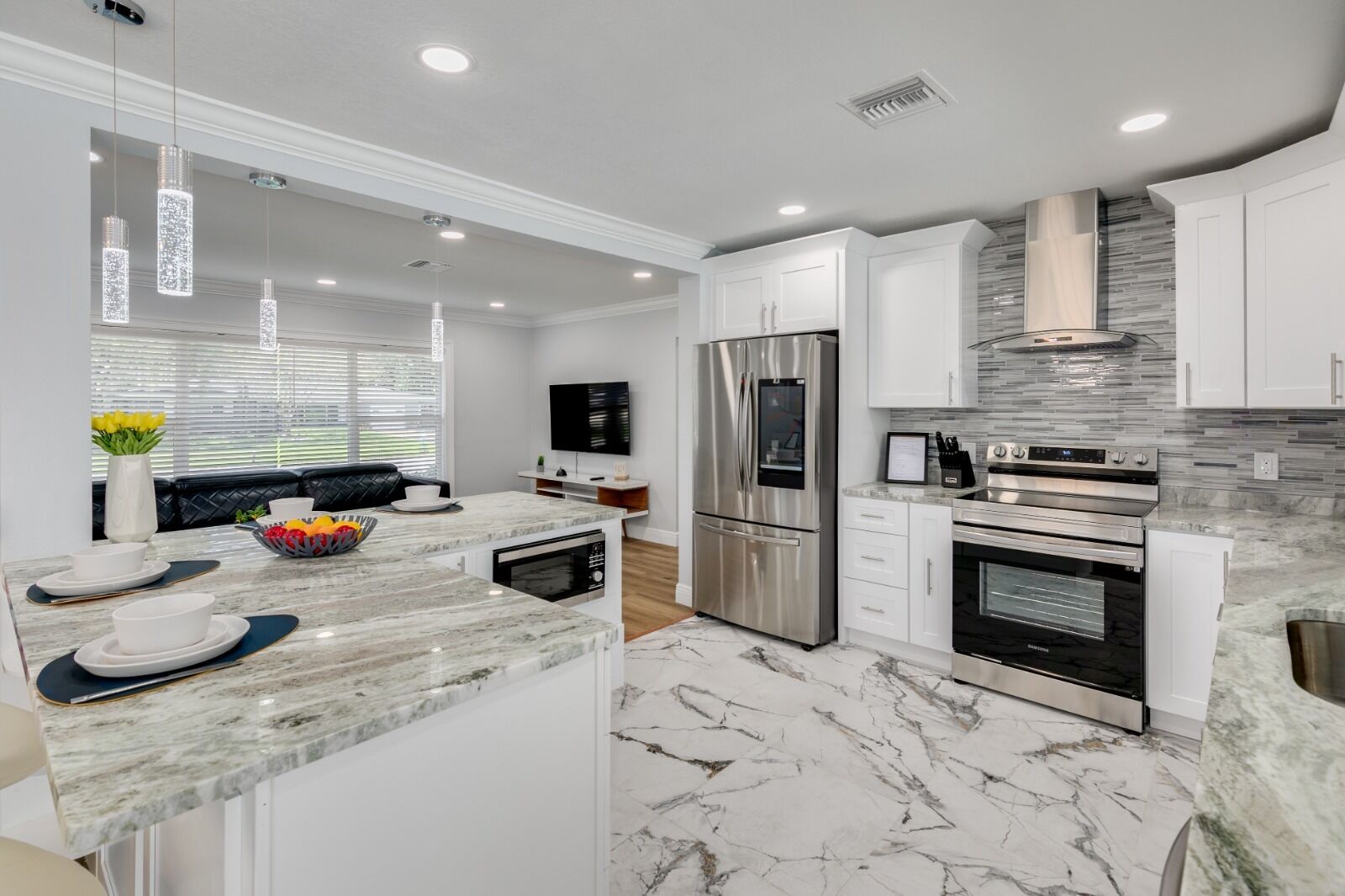 Forever Friday - Fully Renovated 3/2,  Heated POOL 🥂🍾